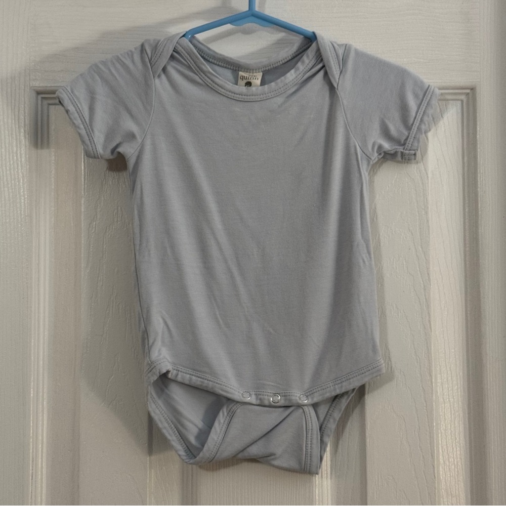 Kate Quinn Baby Gray Blue Bamboo Bodysuit Sort Sleeve